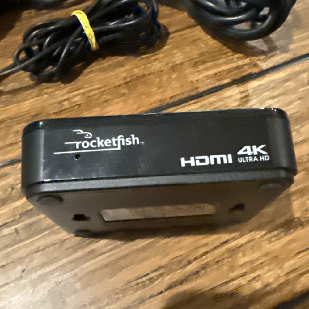 Rocketfish HDMI Splitter 1 In 2 Out 2-Way 4K Support RF-G1603 - Picture 2 of 3